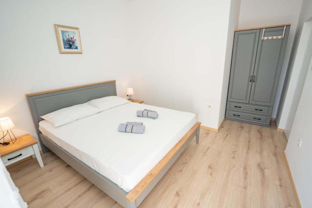 Apartments And Rooms Ljubica Lun  Bagian luar foto