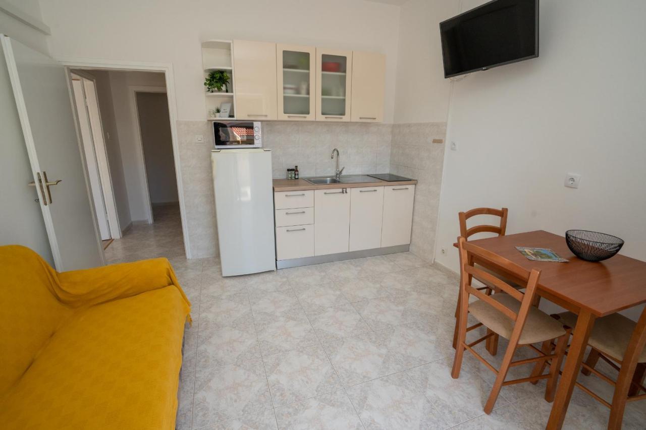 Apartments And Rooms Ljubica Lun  Bagian luar foto