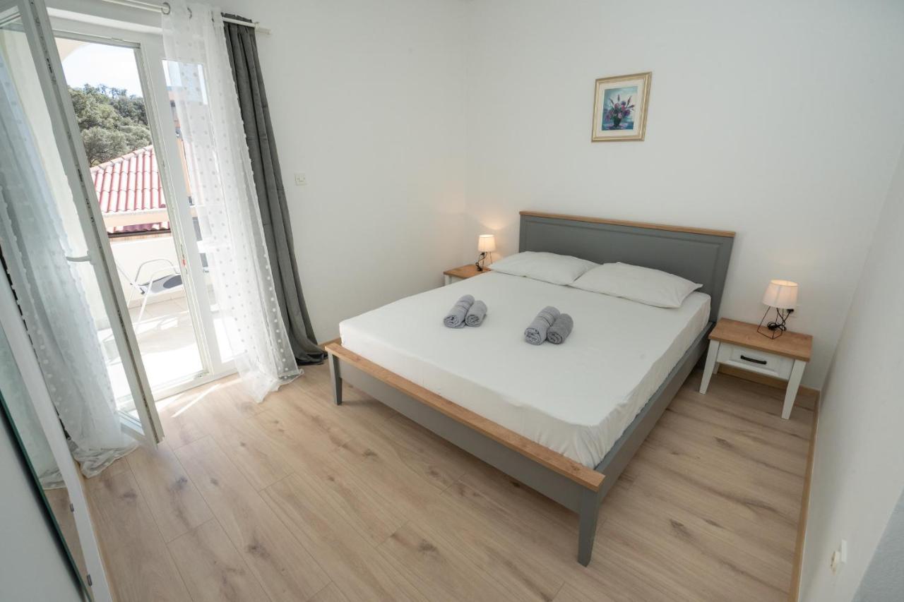 Apartments And Rooms Ljubica Lun  Bagian luar foto