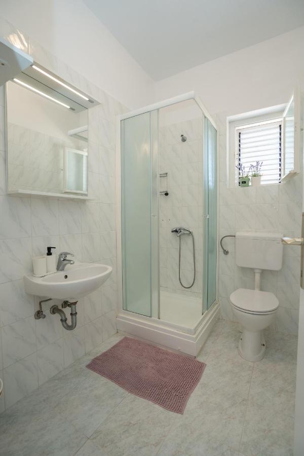 Apartments And Rooms Ljubica Lun  Bagian luar foto