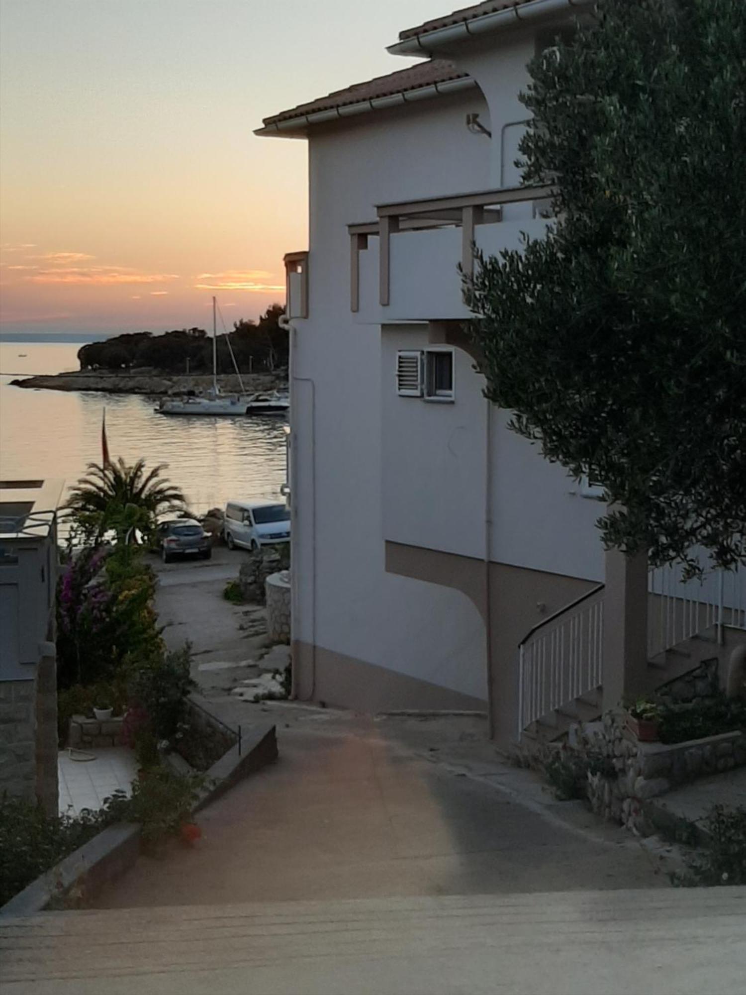 Apartments And Rooms Ljubica Lun  Bagian luar foto